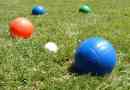 Cómo jugar a la pelota de bochas en el césped