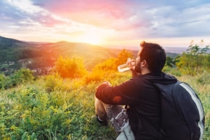 ¿Cuánta agua debo llevar de excursión?