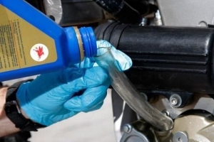 Cómo comprobar el nivel de aceite del motor de una motocicleta