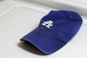 Cómo limpiar una gorra de béisbol sin arruinarla