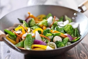 Cómo cocinar verduras salteadas en un wok