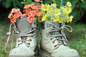 Cómo decorar un jardín con material de desecho