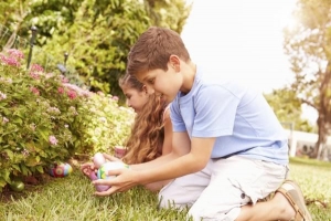 Cómo hacer una búsqueda de huevos de pascua para niños pequeños