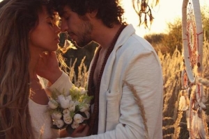 Cómo vestirse para una boda hippie: ideas para novias y novios