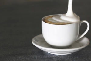 Cómo hacer espuma con leche sin una máquina de café espresso