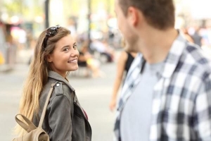 Cómo conseguir que una mujer te note