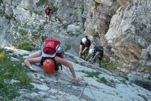 Cómo mantenerse seguro si va a caminar por las montañas