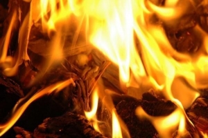 Cómo encender un fuego en una chimenea