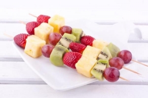 Cómo hacer brochetas de frutas en casa