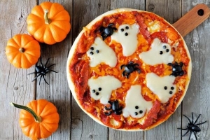 Cómo hacer una pizza fantasma de halloween