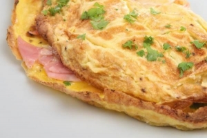 Cómo hacer una tortilla de jamón y queso