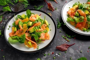 Cómo hacer una ensalada de aguacate, salmón y nueces