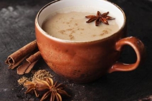 Cómo hacer un té indio masala chai desde cero