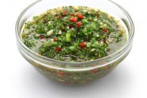 Cómo hacer salsa chimichurri argentina