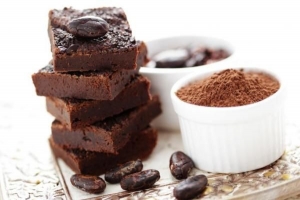 Cómo hacer brownies de chocolate caliente en el microondas