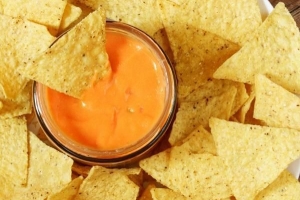 Cómo hacer salsa de queso para nachos desde cero