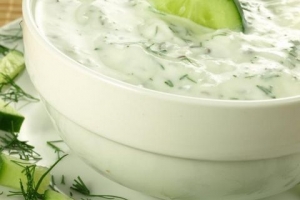 Cómo hacer tzatziki con crema agria