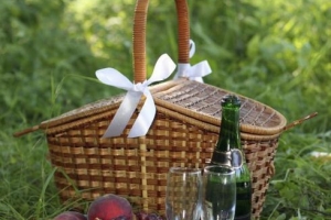 Cómo empacar una canasta de picnic romántica