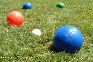 Cómo jugar a la pelota de bochas en el césped