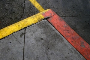 Cómo quitar manchas de aceite y grasa de un piso de concreto