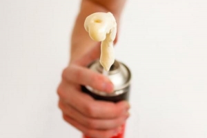 Cómo quitarse la espuma de poliuretano en aerosol de las manos