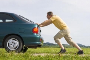 Cómo arrancar un coche con la batería descargada