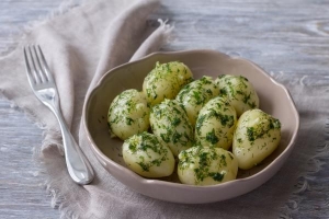 Cómo cocinar papas al vapor sin vaporera