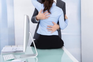 Canta que su esposo está engañando con un compañero de trabajo