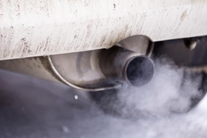 ¿Qué significa el humo blanco del escape del automóvil??