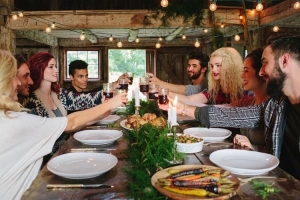 Qué llevar a friendsgiving: consejos para anfitriones e invitados