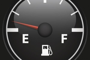 ¿Por qué mi indicador de combustible está atascado en vacío?