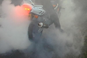 ¿Por qué mi motocicleta está fumando?