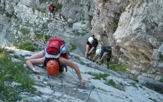 Cómo mantenerse seguro si va a caminar por las montañas